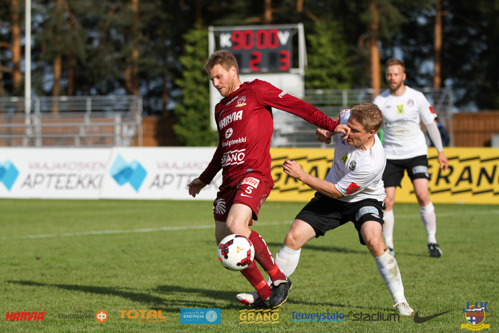 Dramaattinen 2-2-tasapeli sarjakolmosen kanssa
