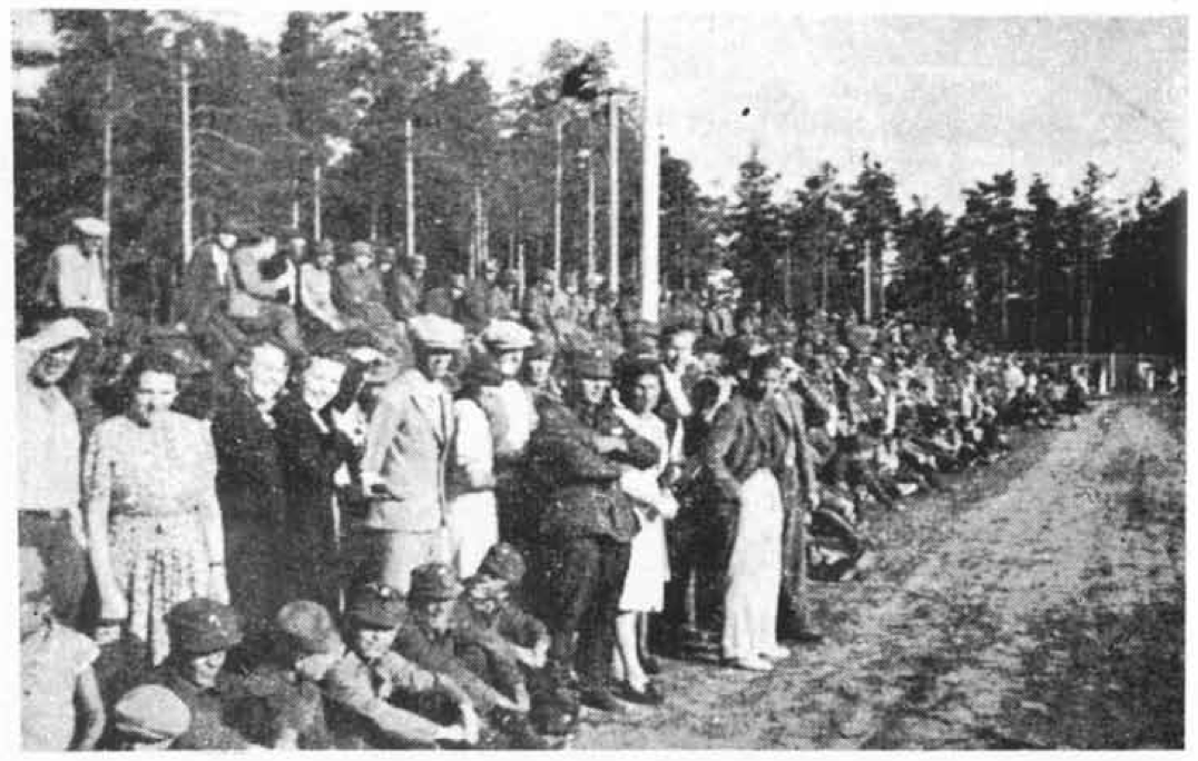JJK-historia: yleisöä Harjulla sodanaikaisessa ottelussa