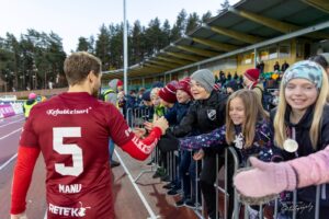 Lahjoittamalla Pikkukettujen tukirahastoon saat nimesi Manun pelipaitaan